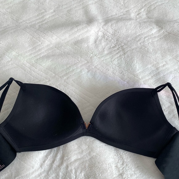 Victorias Secret. Black Unwired Bra. 32C - Picture 2 of 4